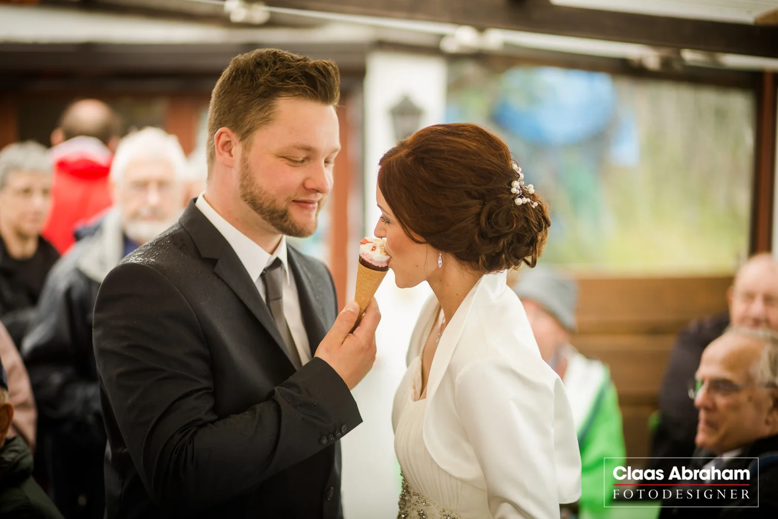 Hochzeitspaar teilt einen besonderen Moment während der Feier.